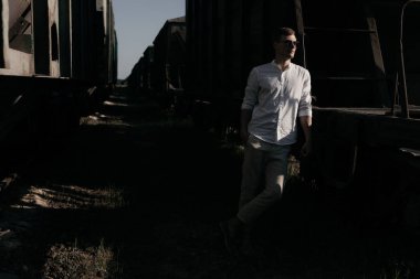  Tren vagonunda gözlüklü ve poz veren şık genç bir adam. Yüksek kalite fotoğraf