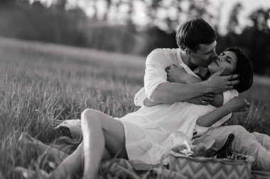Gelin ve damat gün batımında tarlada. Siyah beyaz fotoğraf. Yüksek kalite fotoğraf
