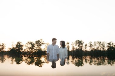  Gün batımında sahada mutlu bir çift. Yüksek kalite fotoğraf