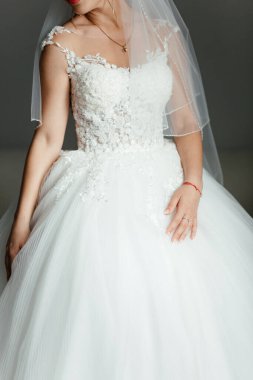 Beyaz lüks elbiseli, güzel, sarışın gelin düğüne hazırlanıyor. Sabah hazırlıkları. Kadın elbise giyiyor. Yüksek kalite fotoğraf