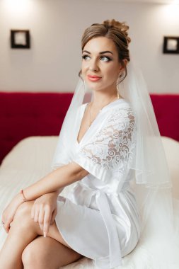 Yatakta bornozlu gelinin portresi. Yüksek kalite fotoğraf