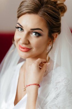 Peçeli bir gelinin yakın plan portresi. Gelin kameraya bakıyor. Yüksek kalite fotoğraf