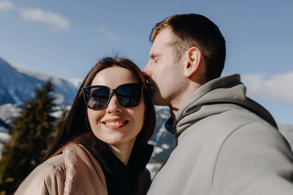 Couple Love Stands Tree Winter Mountains Close High Quality Photo — 스톡 사진