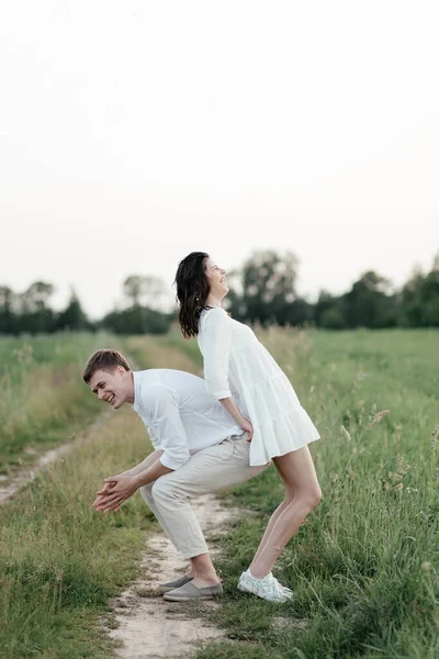  Kırsal bir toprak yolda yürüyen mutlu bir çift. Yüksek kalite fotoğraf