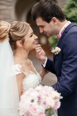  Gelin ve damat birbirlerine bakar ve sokakta gülümserler. Yakın plan. Yüksek kalite fotoğraf