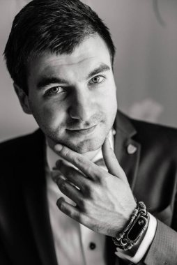  Pencerenin yanında genç bir adamın siyah beyaz fotoğrafı. Yakın plan. Yüksek kalite fotoğraf