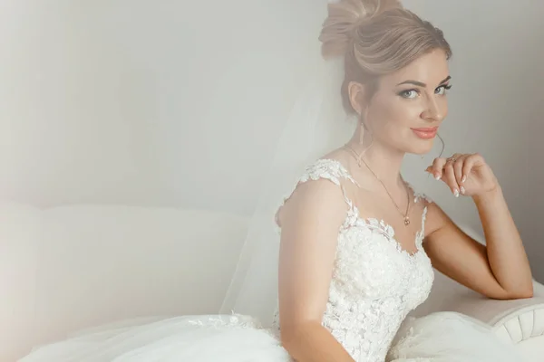 Krásná Nevěsta Sedí Bílém Gauči Dívá Kamery Kvalitní Fotografie — Stock fotografie