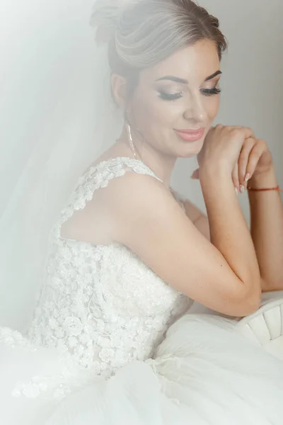 Beautiful Bride Sitting Couch Wedding Hairstyle Makeup Look Lace Dress — Stock Photo, Image
