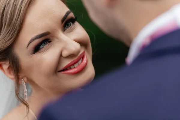 Stunning Brown Haired Bride Looks Eyes Her Groom Photo Shoulder —  Fotos de Stock