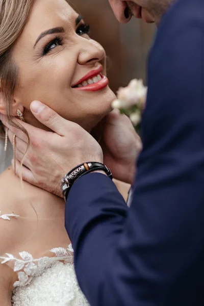 Groom Touches Bride Neck Tender Kiss High Quality Photo — ストック写真