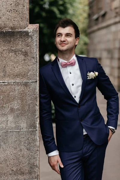 Alegre Novio Traje Elegante Sonriendo Posando Cerca Pared Del Viejo —  Fotos de Stock