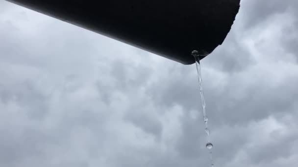 雨は屋根から降る クローズアップの雨滴が落ちます 天気がいい 秋の気分 高品質4K映像 — ストック動画