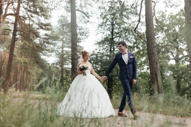 Çam ormanında yürüyen genç bir çift. Yüksek kalite fotoğraf