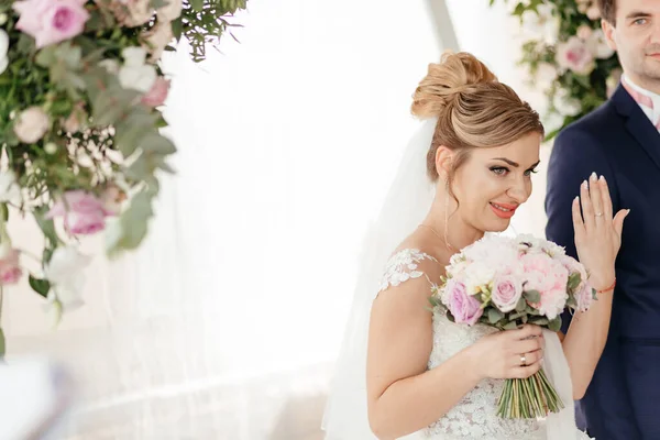 Düğün için. Uzun peçeli, düğün töreninde ağlayan, damadın yanında duran güzel gelin. Mutlu bir çift. Açık havada. Yüksek kalite fotoğraf