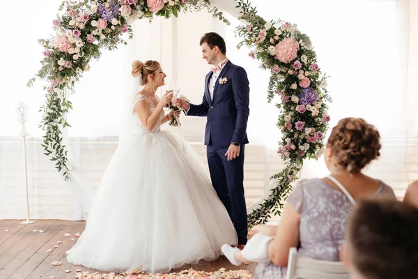 Los Novios Beben Champán Ceremonia Foto Alta Calidad — Foto de Stock