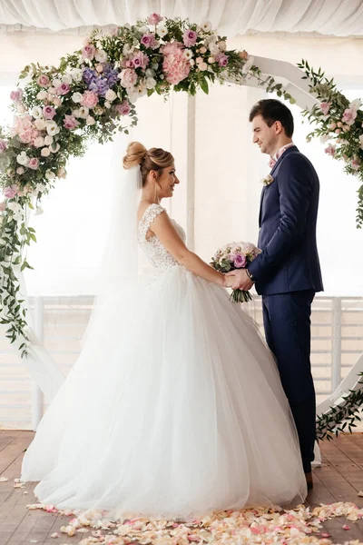 Bride Groom Stand Arch Hold Hands High Quality Photo — Stockfoto