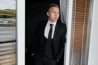 Kenarda duran kendine güvenen bir iş adamının portresi. Yüksek kalite fotoğraf