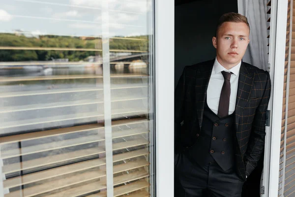  Kameraya bakan kendine güvenen iş adamının portresi. Yüksek kalite fotoğraf