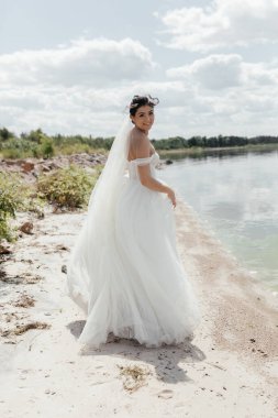 Gelin nehir boyunca koşar. Yüksek kalite fotoğraf