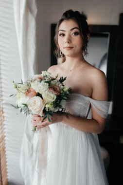 Beyaz düğün buketi olan mutlu gelin. Yüksek kalite fotoğraf