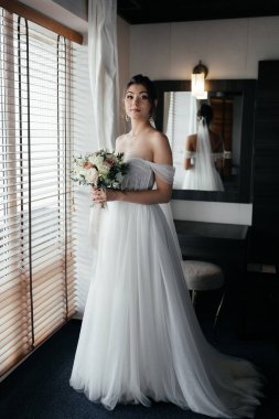 Gelinlik içinde poz veren güzel bir kadın. Moda gelin modeli mücevherler ve güzel kadın yüzü, muhteşem güzel gelin, lüks gelinlik içinde gelin. Yüksek kalite fotoğraf