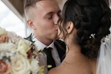 Gelin ve damadın ilk buluşması. Yüksek kalite fotoğraf