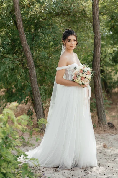 Wedding Young Beautiful Bride Hair Makeup Bouquet Posing White Dress — Stock Photo, Image