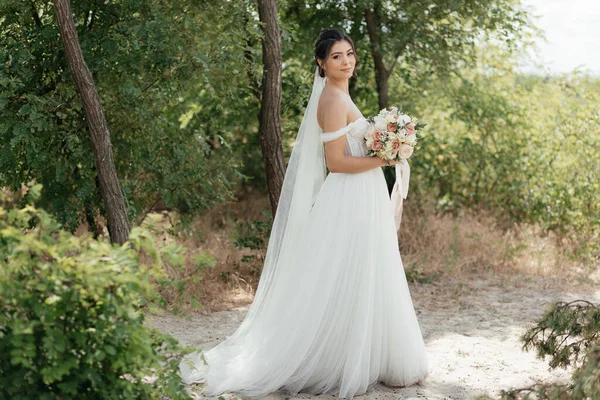 Portrait Stunning Bride Posing Bouquet Nature High Quality Photo — Stock Photo, Image