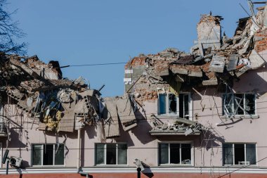 2022 'de Ukrayna' ya karşı Rusya savaşı sırasında Chernihiv şehrindeki mavi gökyüzüne karşı Ukrayna Oteli 'nin kalıntıları. Yıkılmış çatı, duvarlar, binaların pencereleri. Hava saldırısı
