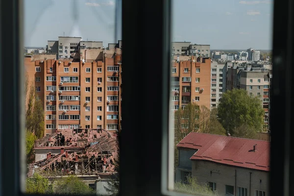 A hospital in the Ukrainian city of Chernihiv near Kyiv in northern Ukraine was damaged. View through a broken window. Ruins during Russias war against Ukraine. — стокове фото