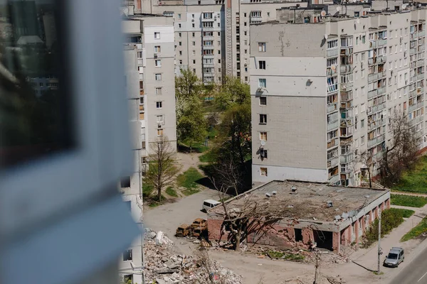 Повреждена аптека в украинском городе Чернигов под Киевом на севере Украины. Вид через разбитое окно. Руины во время войны России против Украины. — стоковое фото
