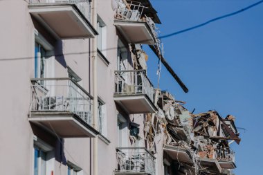 2022 'de Ukrayna' ya karşı Rusya savaşı sırasında Chernihiv şehrindeki mavi gökyüzüne karşı Ukrayna Oteli 'nin kalıntıları. Yıkılmış çatı, duvarlar, binaların pencereleri. Hava saldırısı