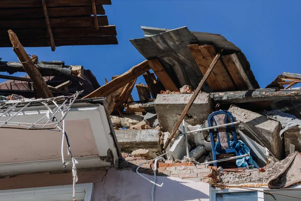 The ruins of the Hotel Ukraine against the blue sky in the city of Chernihiv during the Russian war against Ukraine in 2022. Close-up. Air strike — стоковое фото