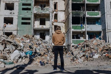 Chernihiv Ukrayna 2022, 4 Mayıs: Adam hava saldırısından sonra harabelere bakıyor. Hava saldırısından sonra yıkılan bir bina. Rusya 'nın Ukrayna' ya karşı savaşı sırasında harabeler. Yüksek kalite fotoğraf