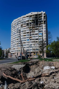 Chernihiv Ukrayna 2022, 4 Mayıs, hava saldırısından sonra yıkılmış bir bina. Rus Federasyon ordusu tarafından yapılan roket ya da topçu bombardımanının sonucu. Yüksek kalite fotoğraf