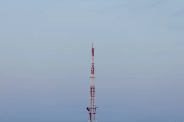 Torre Sobre Cidade Fundo Pôr Sol Conceito Foto Alta Qualidade — Fotografia de Stock