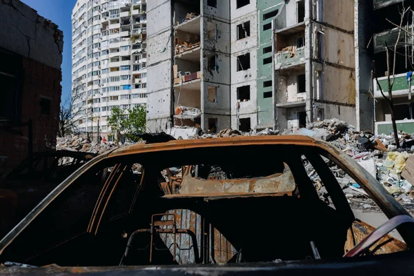 Черниговская Украина 2022 Сгоревшие Салоны Автомобилей Фоне Разрушенных Зданий После — стоковое фото
