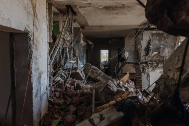  Chernihiv Ukrayna 2022: Hava saldırısından sonra yıkılan daireler. İçeriden. Rusya 'nın Ukrayna' ya karşı savaşı sırasında harabeler. Yüksek kalite fotoğraf