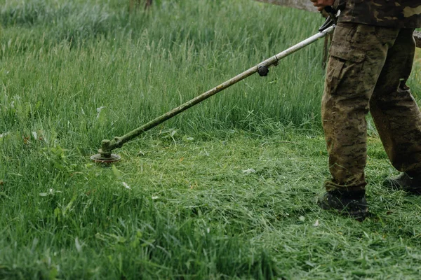 Man Mows Grass Lawn Lawn Mower Home Improvement High Quality — Stock Photo, Image