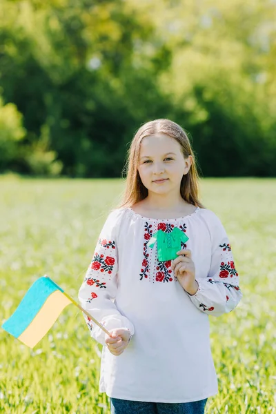 Feliz Niña Ucraniana Sonriente Una Camisa Bordada Con Una Bandera — Foto de Stock