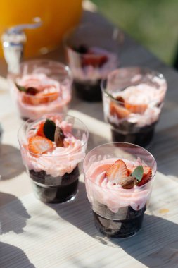 Üstünde çilek olan Pembe Kremalı Kekler. Yüksek kalite fotoğraf