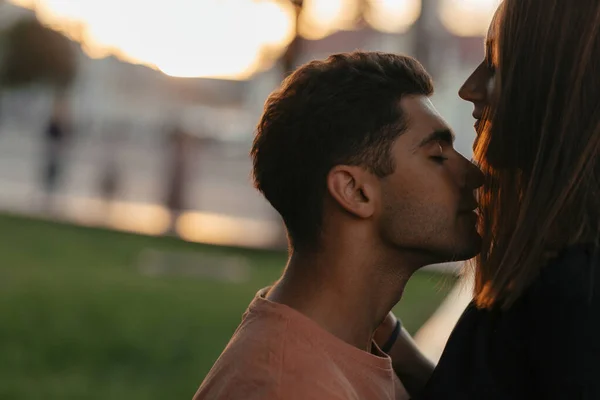 Romantisch Spaans Koppel Knuffelen Genieten Van Zonsondergang Stad Sluit Maar — Stockfoto