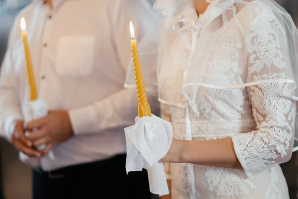 Kilisede Mum Tutan Bir Çift Düğün Töreni Yüksek Kalite Fotoğraf — Stok fotoğraf