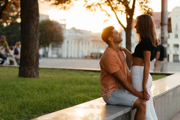 ロマンチックなヒスパニックカップルは 街で夕日を抱きかかえて楽しんでいます 高品質の写真 — ストック写真