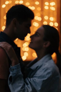  Arka planda bir çiftin bulanık silueti. Görüntü. Yüksek kalite fotoğraf