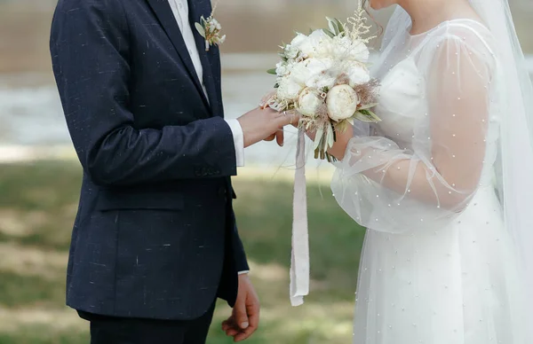 Bei Der Trauung Legt Der Bräutigam Der Braut Den Ehering — Stockfoto