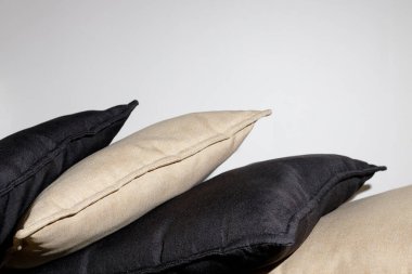 Siyah ve kahverengi yastıklar gri arka planda yatağın üzerinde. Modern iç tasarım. Yüksek kalite fotoğraf