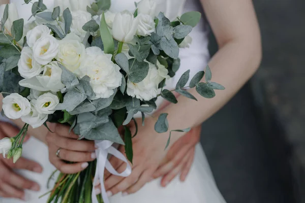 Dantelli Beyaz Elbiseli Gelin Bir Buket Tutuyor Gelinin Beyaz Çiçek — Stok fotoğraf