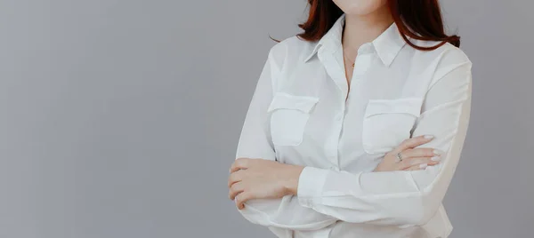 Mulher Negócios Com Braços Cruzados Uma Camisa Branca Menina Sucesso — Fotografia de Stock