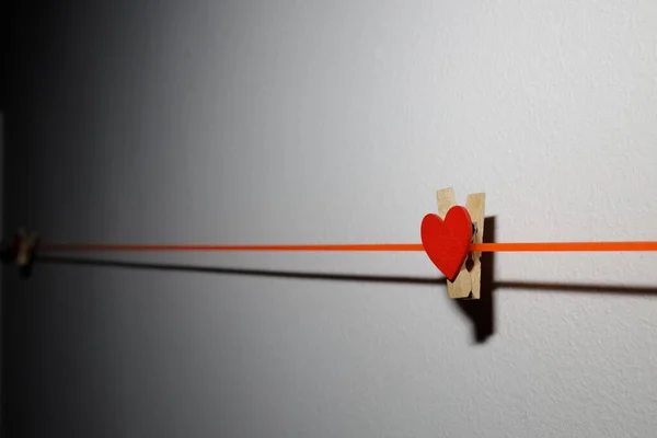 Pequeño Símbolo Del Corazón Del Día San Valentín Tendedero Sobre — Foto de Stock